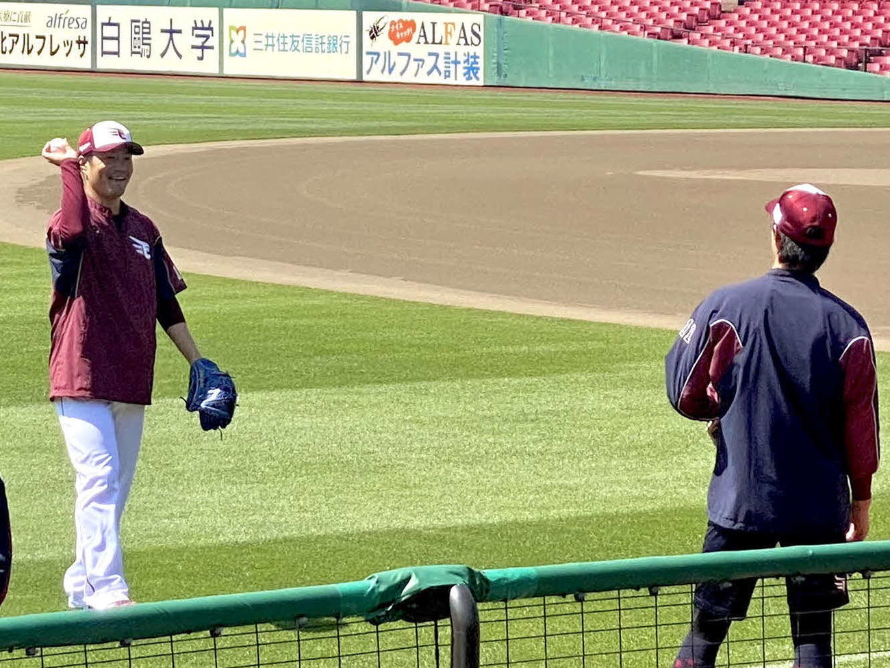 楽天則本（左）は笑顔で岸とキャッチボールをする