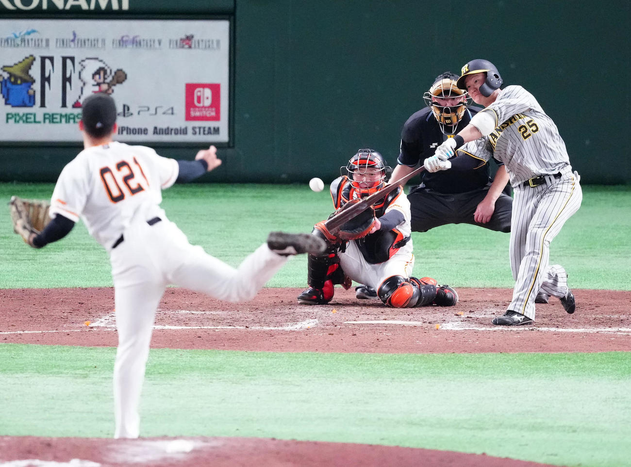 巨人対阪神　8回表阪神2死満塁、走者一掃の3点適時二塁打を放つ渡辺諒。投手松井（2023年3月22日撮影）