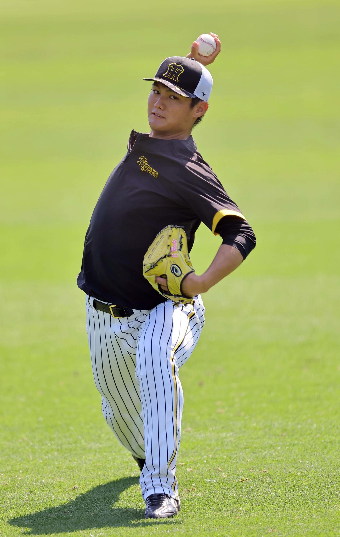 キャッチボールで調整をする西純（撮影・上田博志）