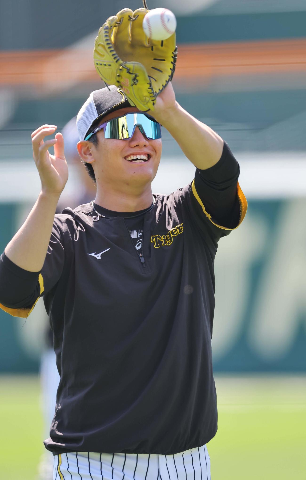キャッチボールで調整する西勇（撮影・上田博志）