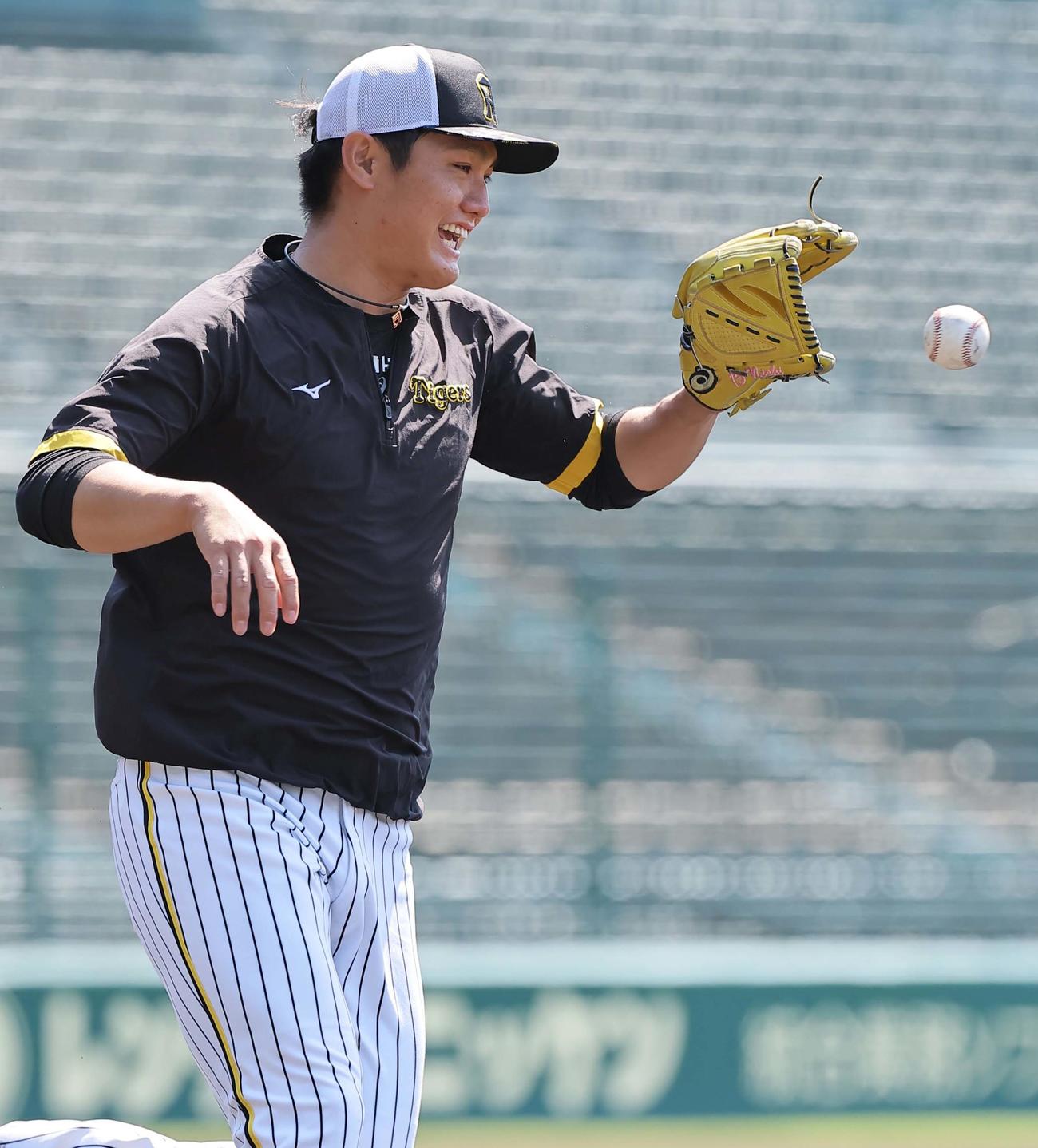 投内連係プレーの練習をする西純（撮影・上田博志）