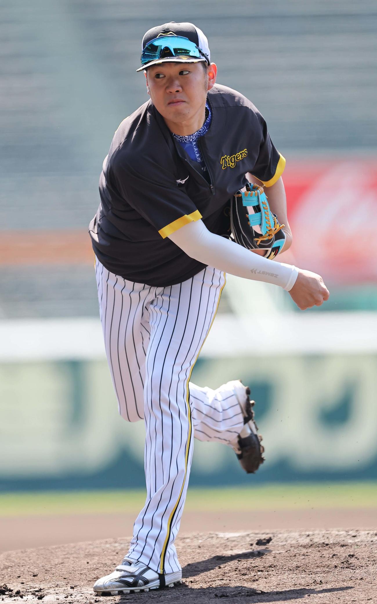 マウンドで投球練習をする西勇（撮影・上田博志）