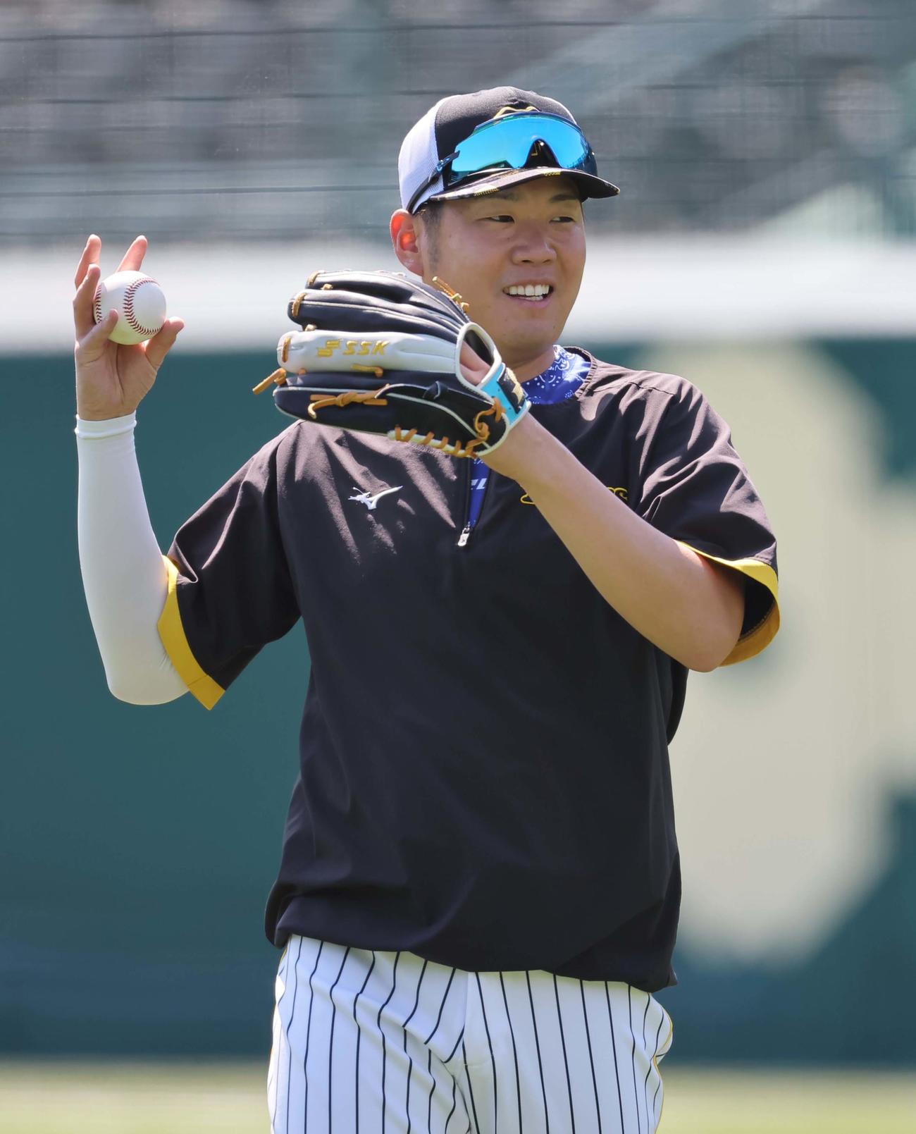 キャッチボールで調整する西勇（撮影・上田博志）