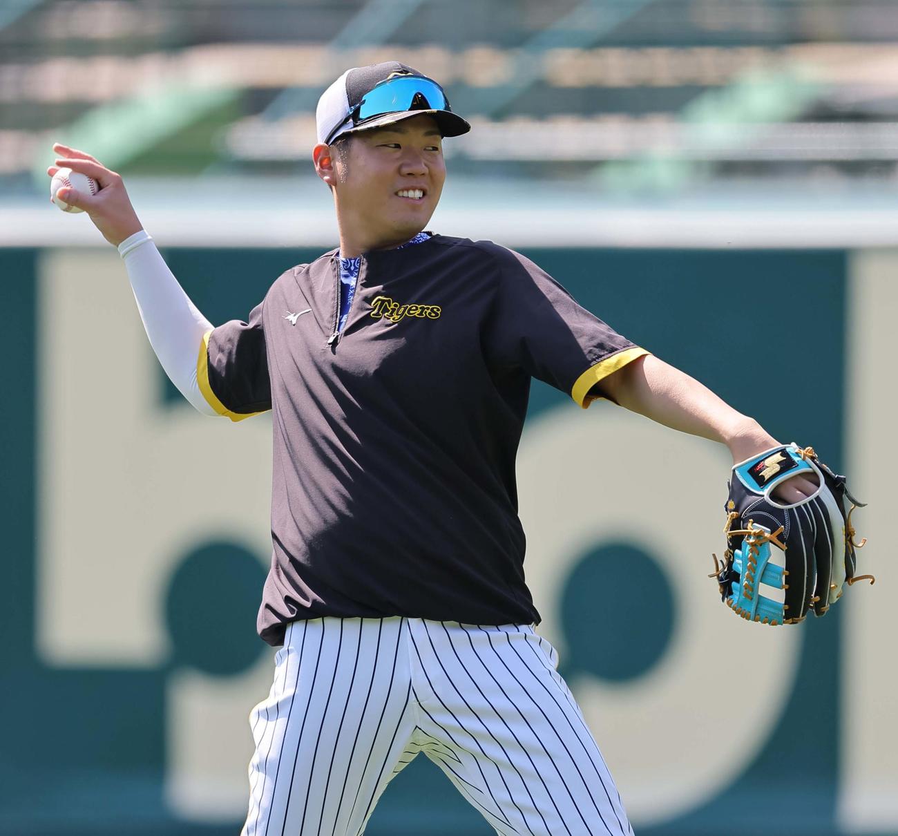 キャッチボールで調整する西勇（撮影・上田博志）