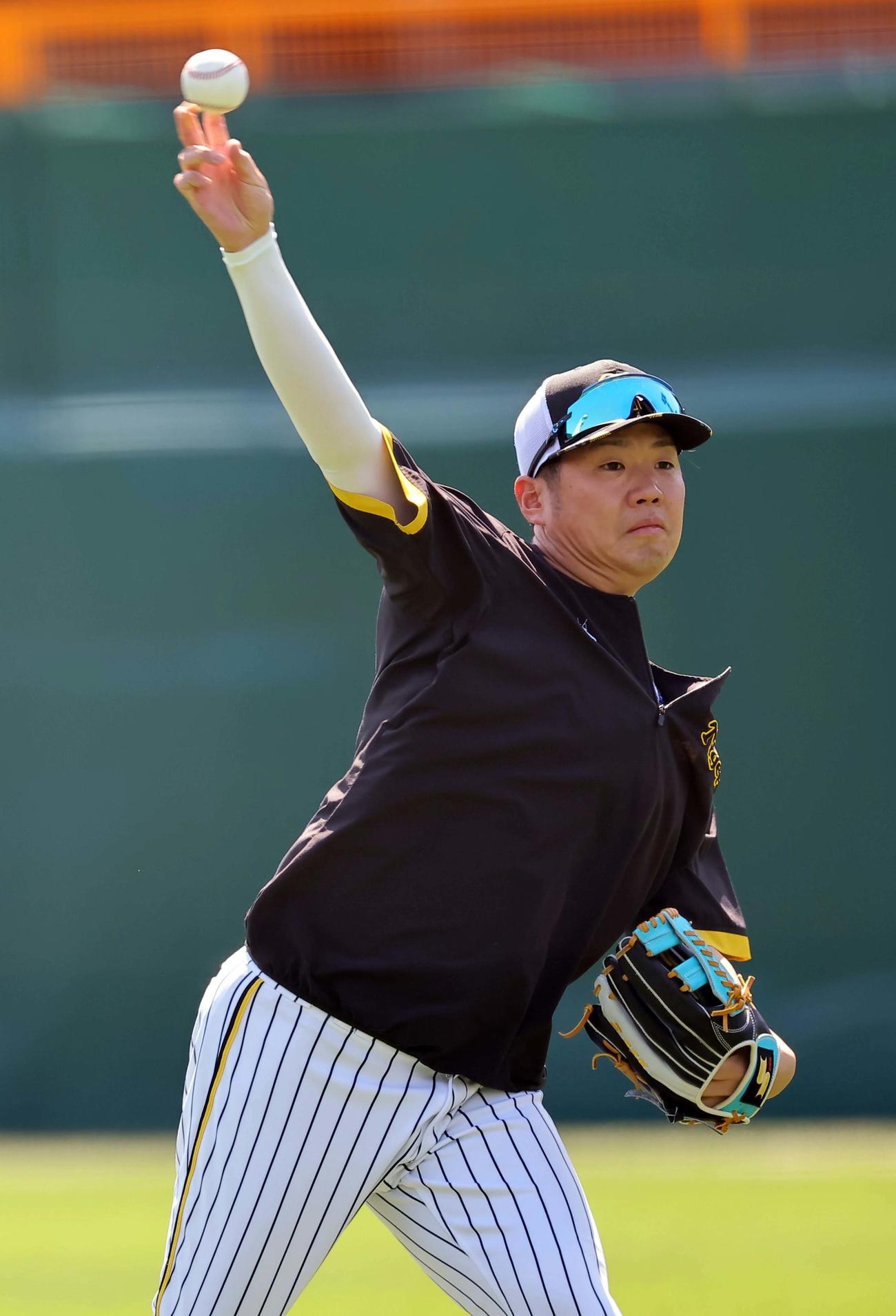 キャッチボールで調整する西勇（撮影・上田博志）