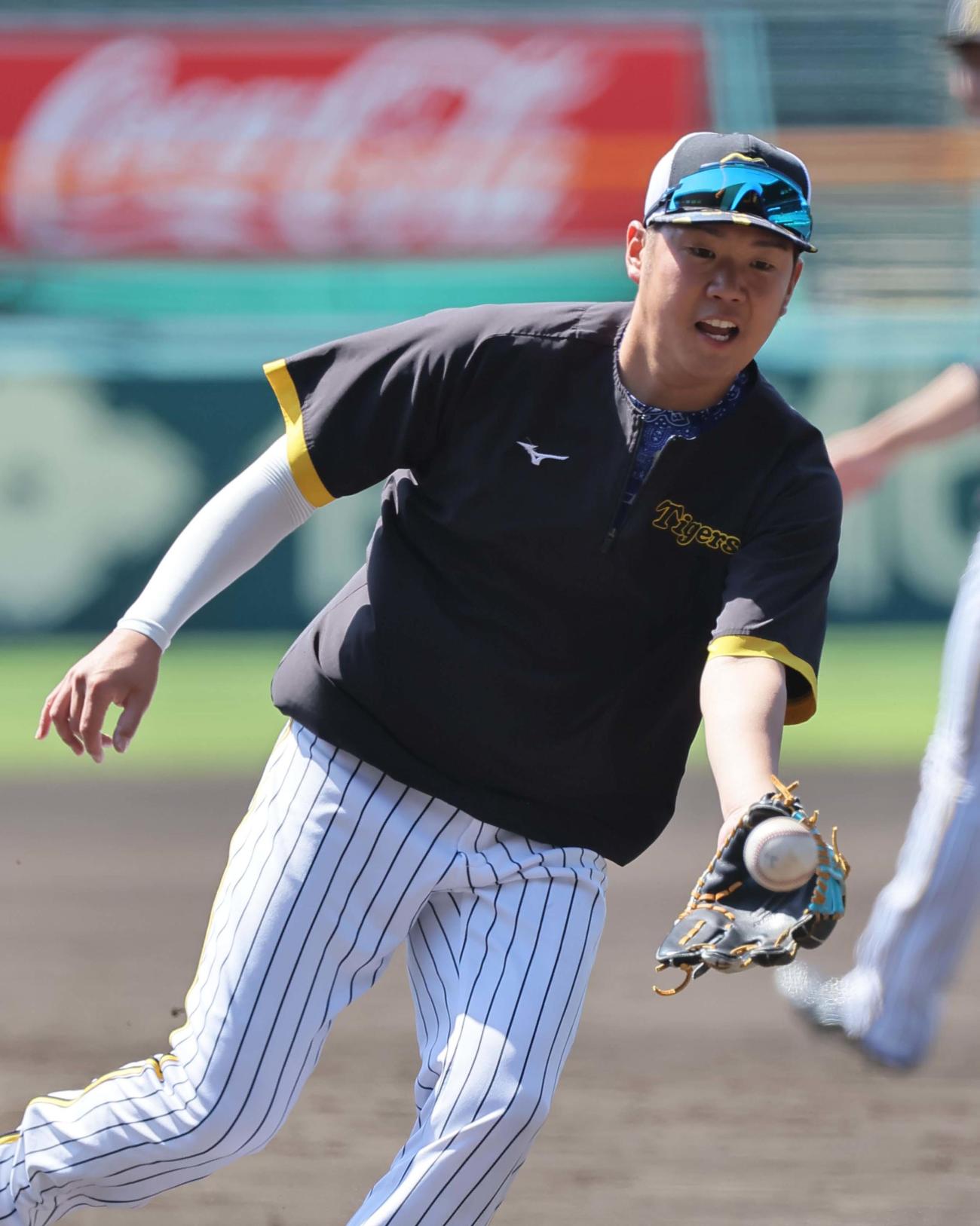 投内連係プレーの練習をする西勇（撮影・上田博志）