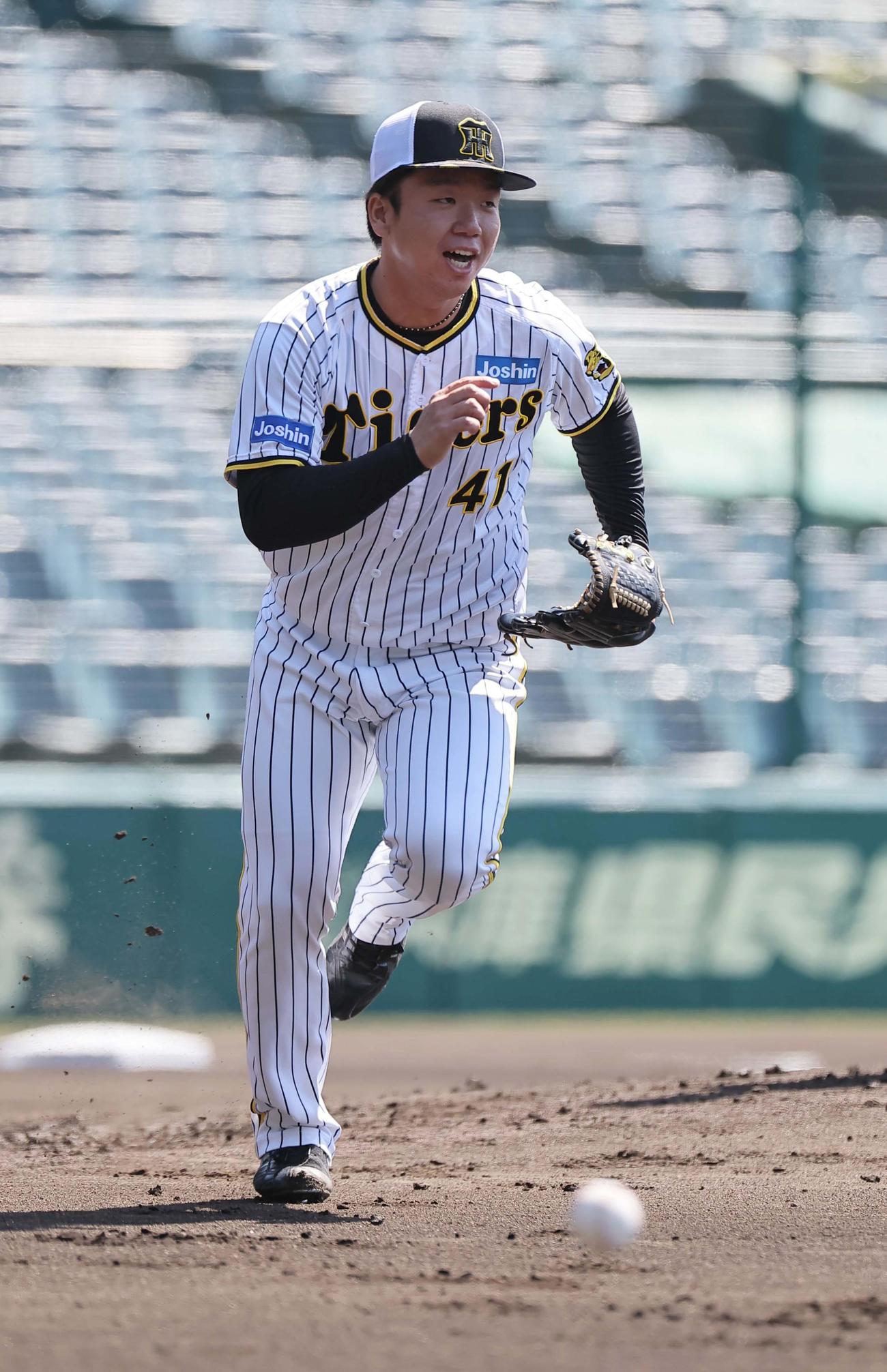 投内連係プレーの練習をする村上（撮影・上田博志）