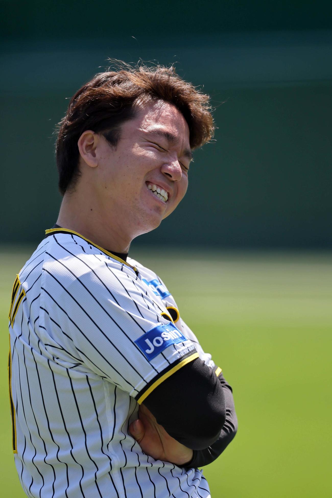 笑顔を見せながら練習に励む村上（撮影・上田博志）
