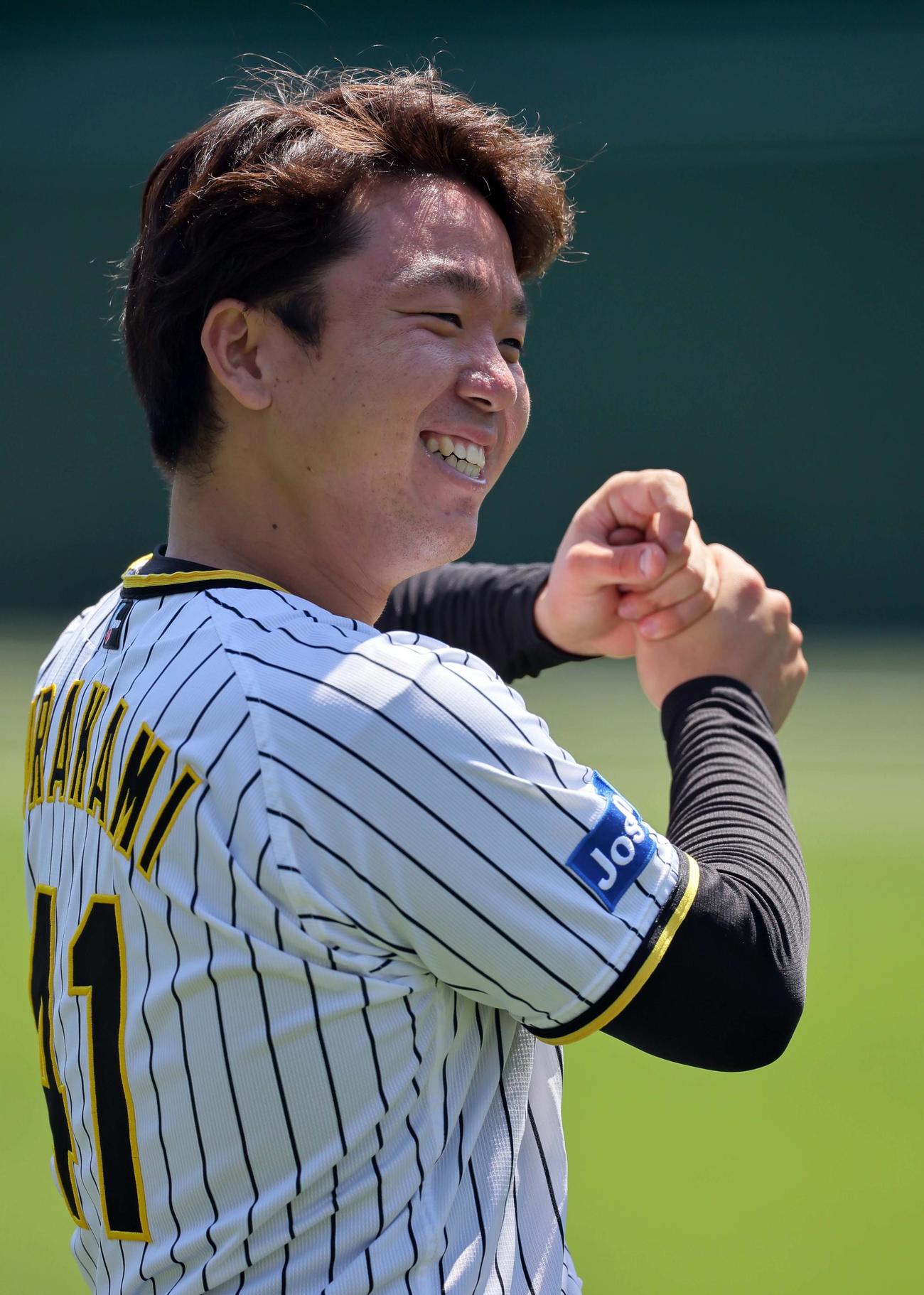 笑顔を見せながら練習に励む村上（撮影・上田博志）
