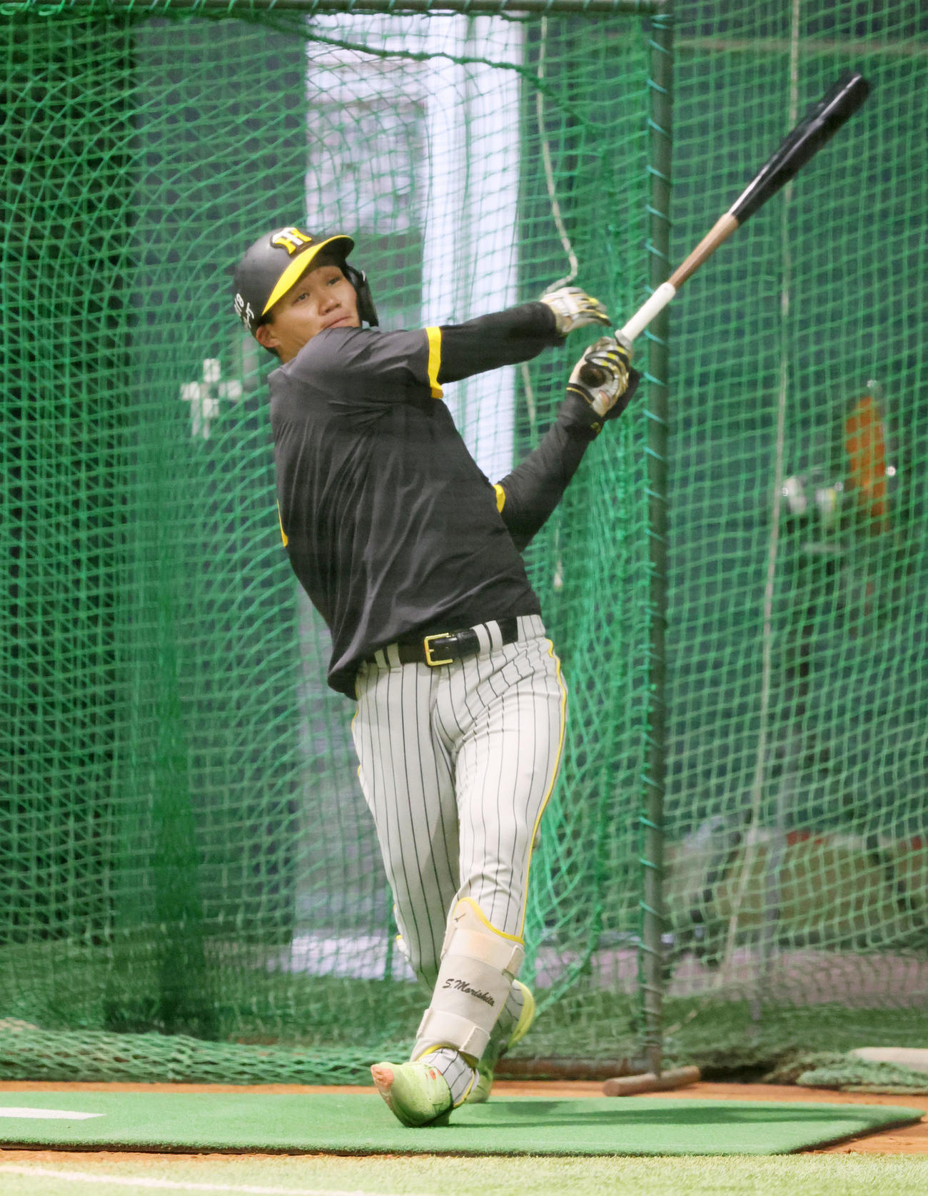 室内で打撃練習する森下（2023年4月5日撮影）