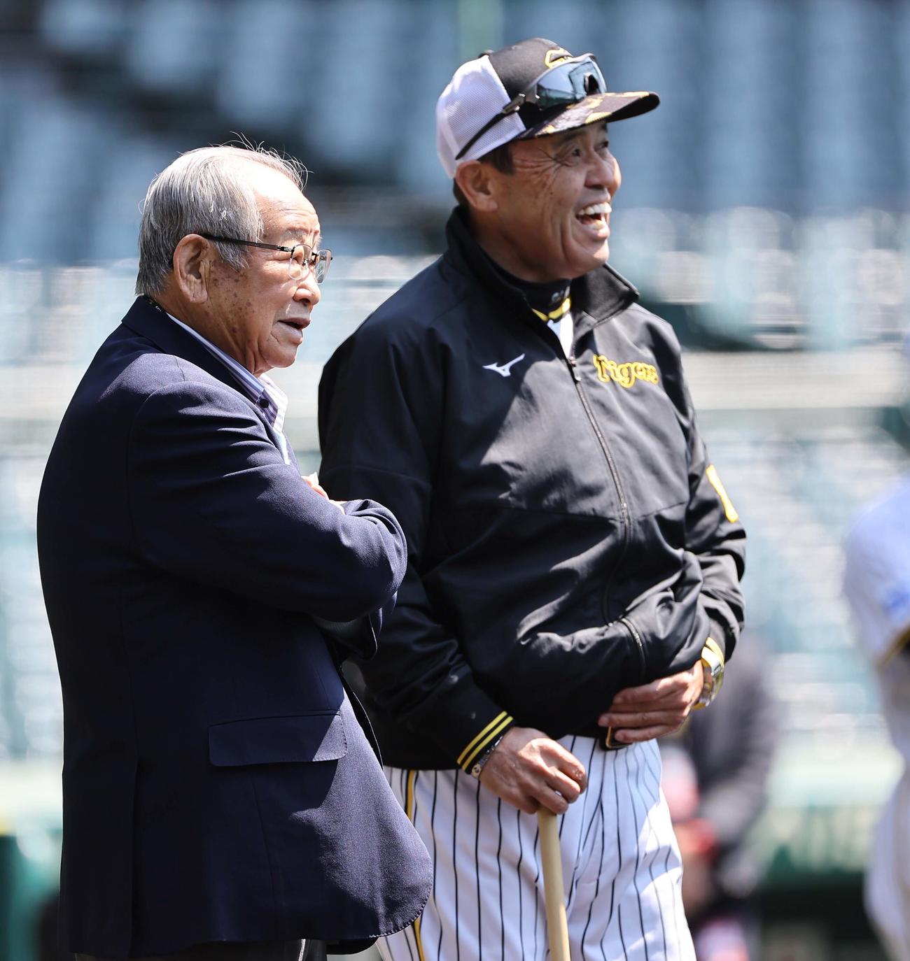 4月9日、阪神対ヤクルト　岡田監督と談笑する吉田義男氏（左）