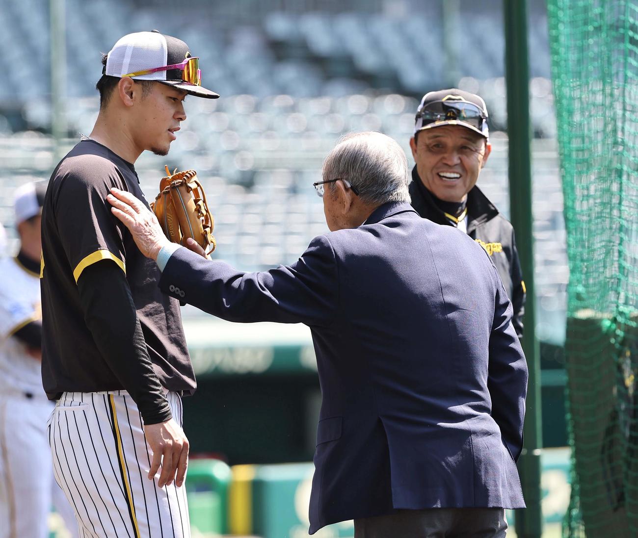 4月9日、佐藤輝明（左）と話しをする吉田義男氏（中央）