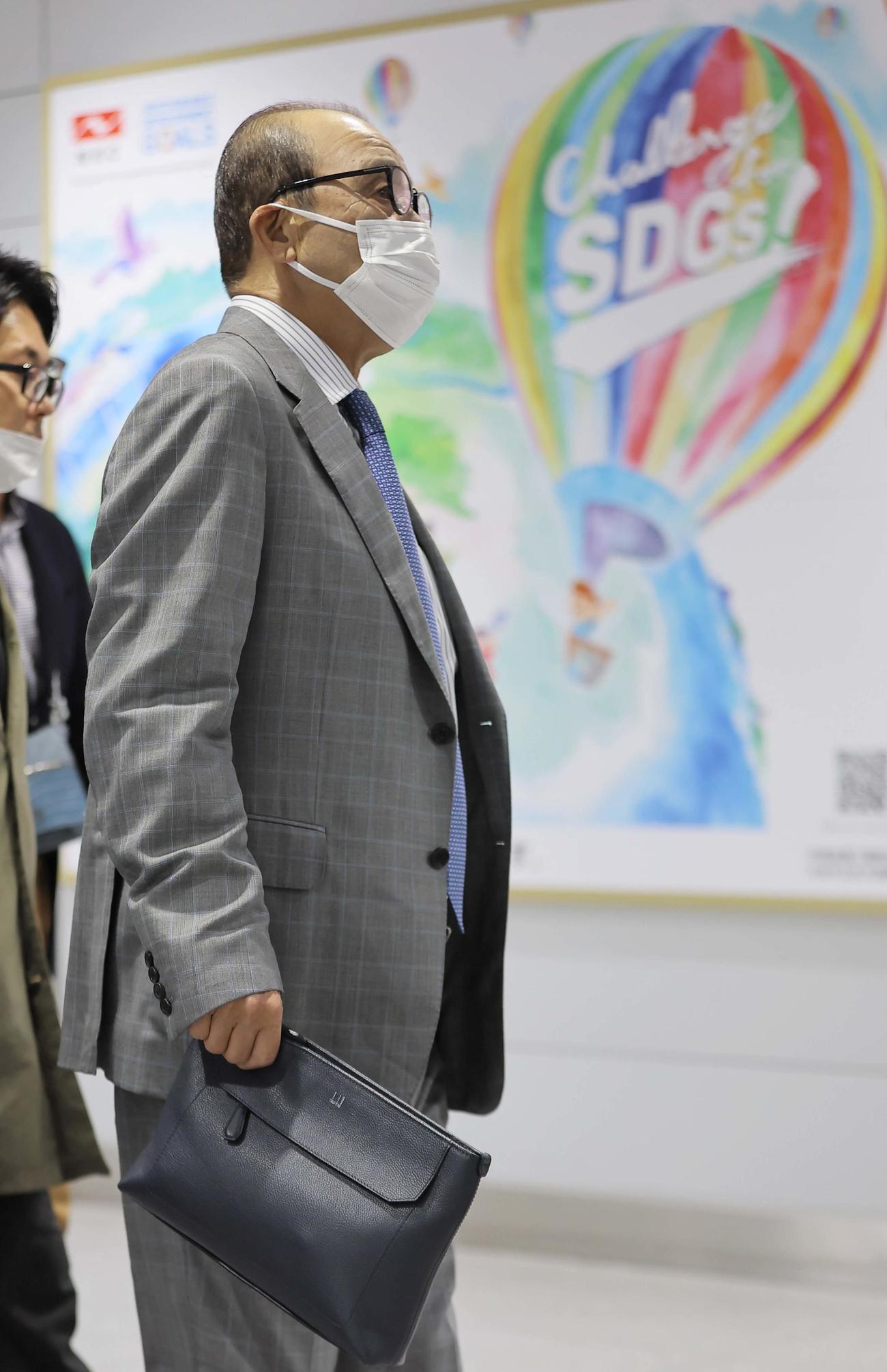 東京へ移動する岡田監督（撮影・上田博志）