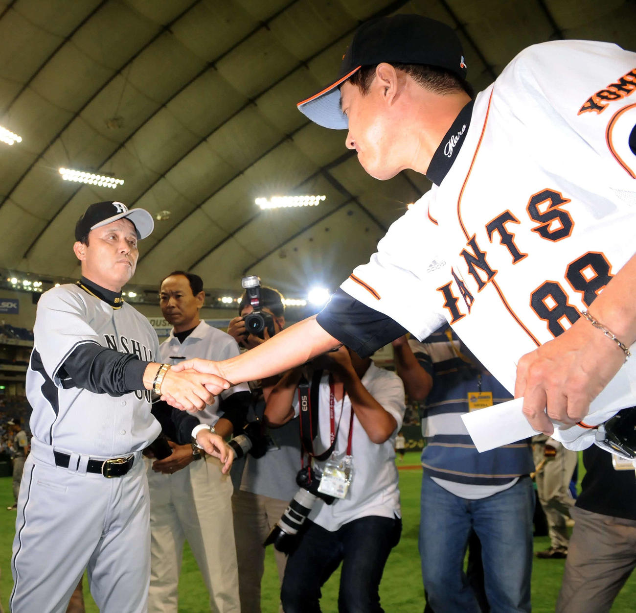 08年9月、試合前にメンバー表を交換して握手を交わす阪神岡田監督（左）と巨人原監督