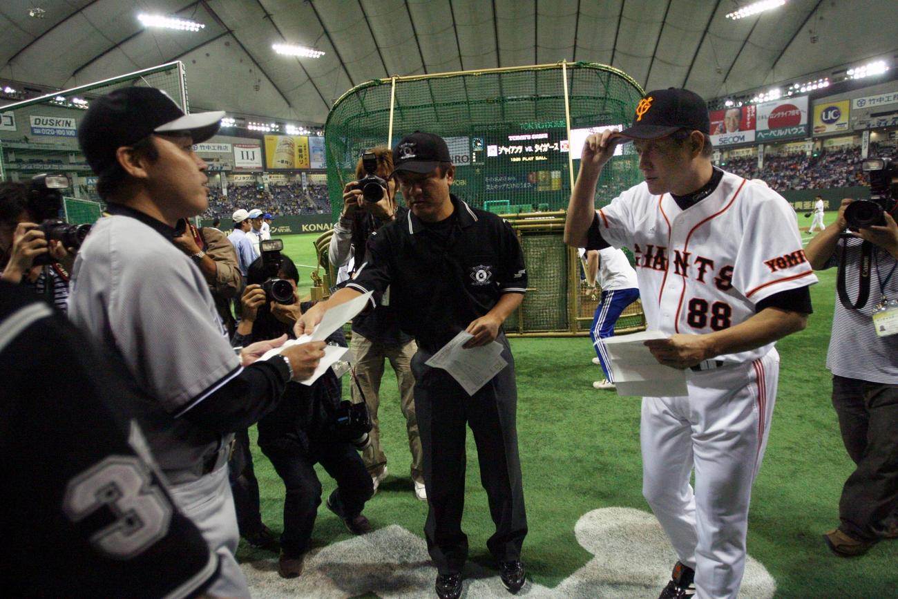 08年、メンバー表交換を行う阪神岡田監督（左）と巨人原監督