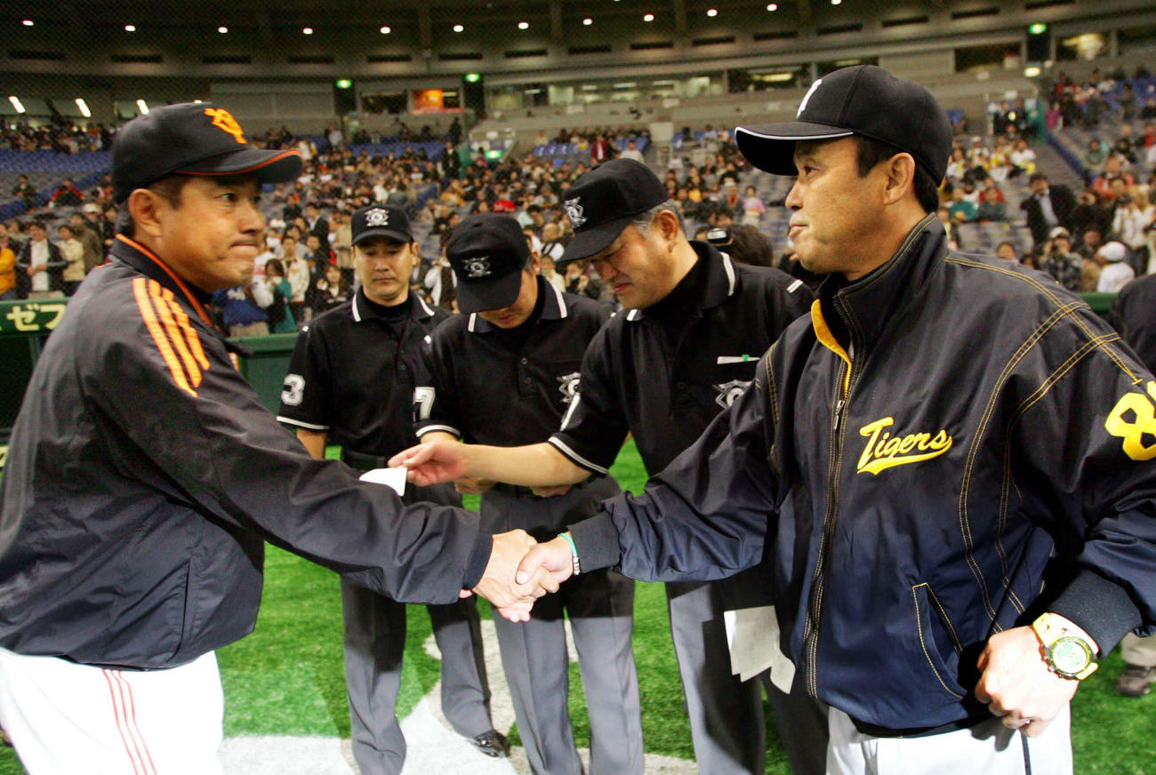 07年、メンバー交換で握手を交わす巨人原監督（左）と阪神岡田監督