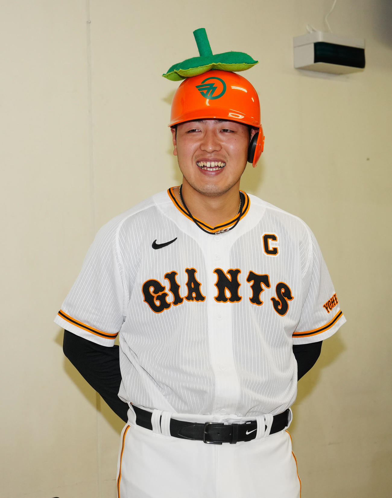 奈良・五條市の観光大使に就任し、特製ヘルメットをかぶった巨人岡本和は満面の笑みを浮かべる（撮影・江口和貴）