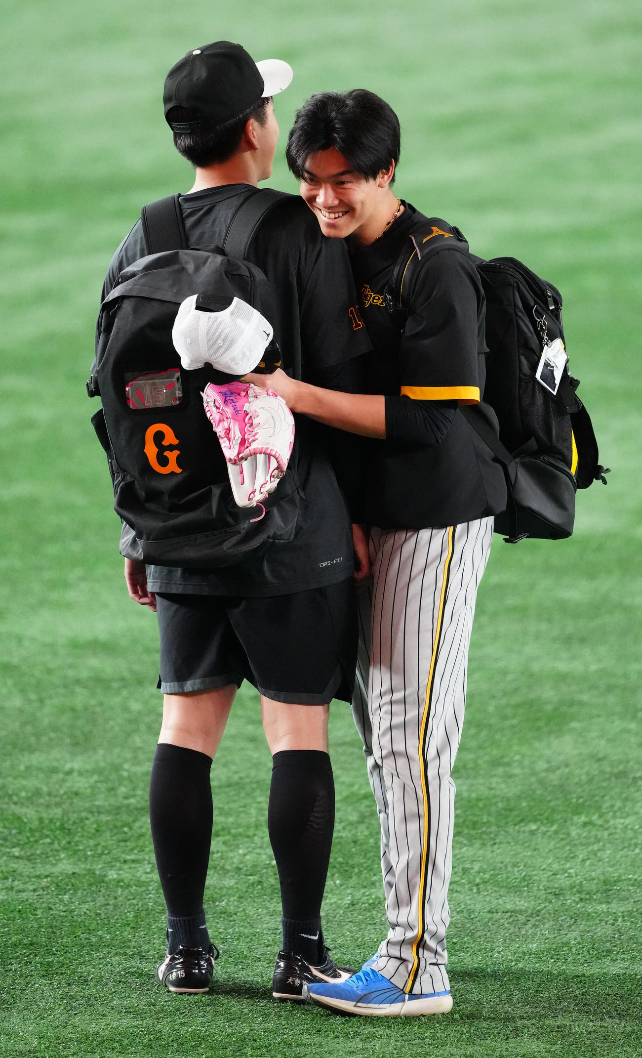 巨人対阪神　試合前、あいさつを交わす巨人大勢（左）と阪神湯浅（撮影・江口和貴）