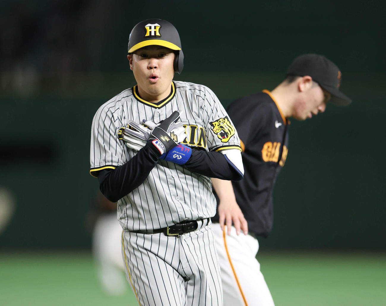 巨人対阪神　3回表阪神2死、一塁中田翔の失策で出塁する西勇（撮影・宮地輝）