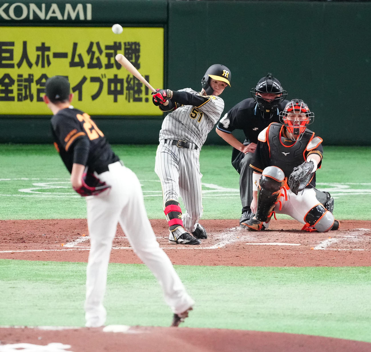 巨人対阪神　4回表阪神無死、右前打を放つ中野。投手戸郷（撮影・江口和貴）