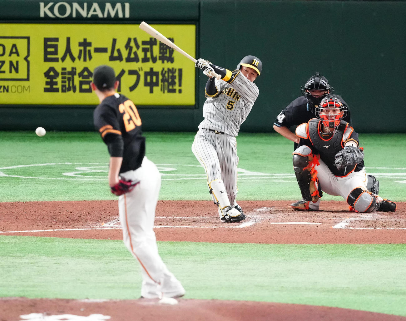 巨人対阪神　6回表阪神無死、右前打を放つ近本。投手戸郷（撮影・江口和貴）