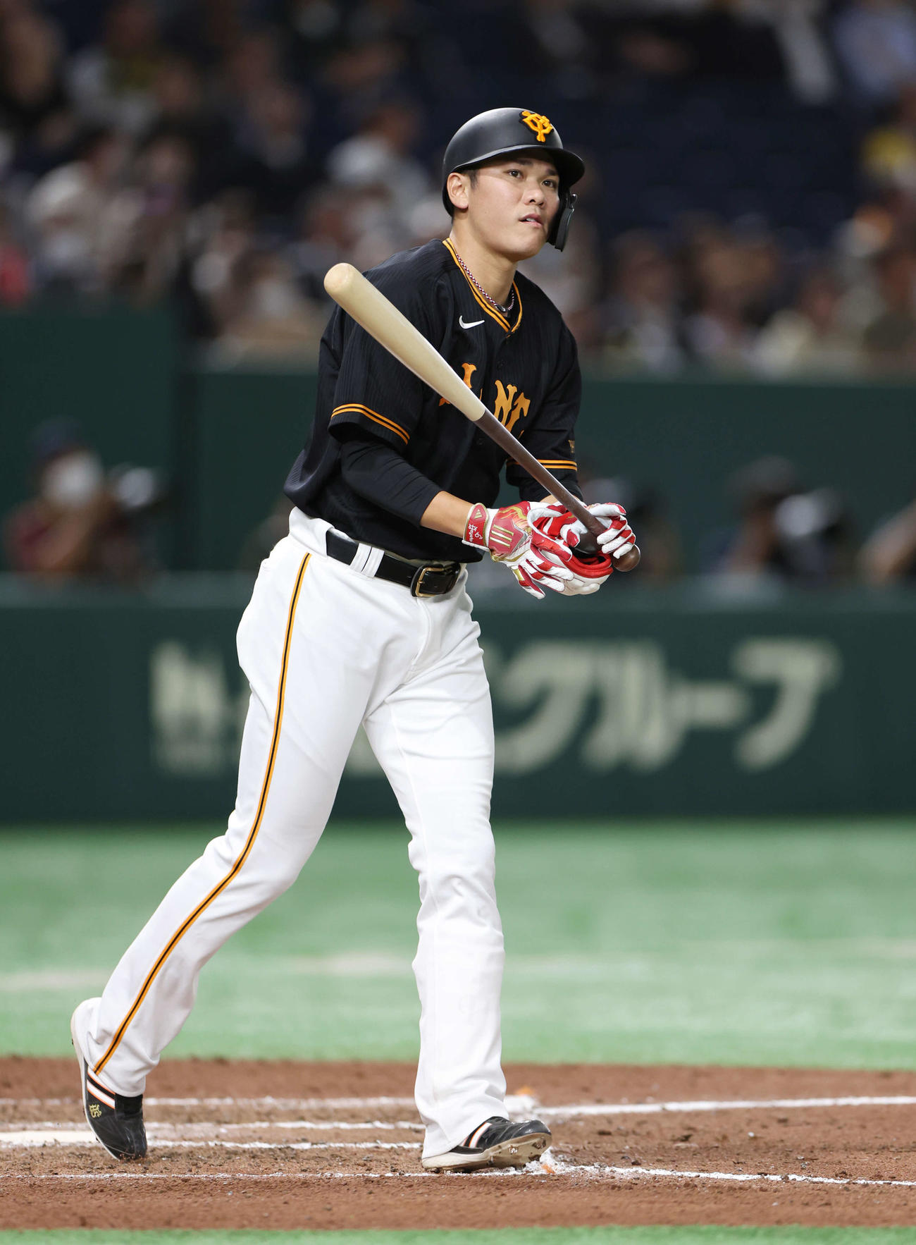 巨人対阪神　7回裏巨人1死、四球を選ぶ坂本（撮影・宮地輝）