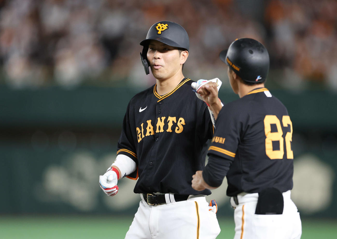 巨人対阪神　7回裏巨人1死一塁、右前打を放ち、タッチする大城卓（撮影・宮地輝）