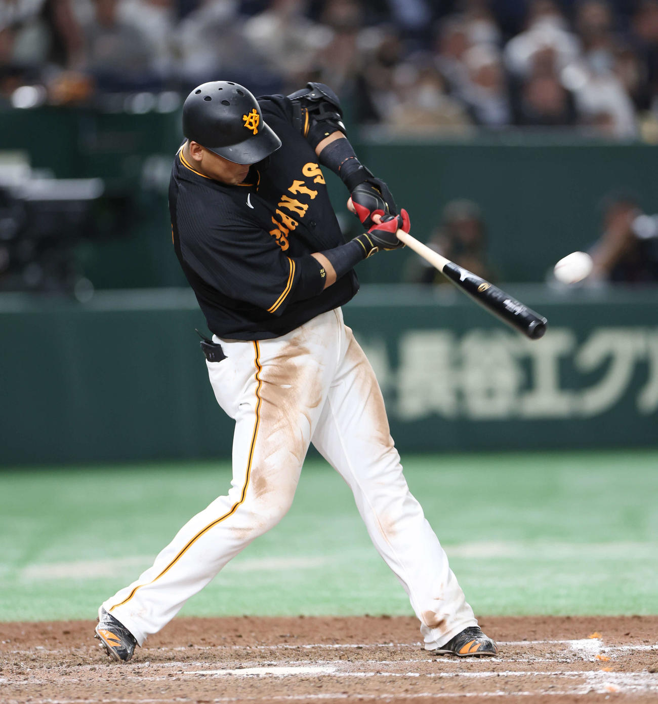 巨人対阪神　8回裏巨人1死三塁、左越え2点本塁打を放つ中田翔（撮影・宮地輝）