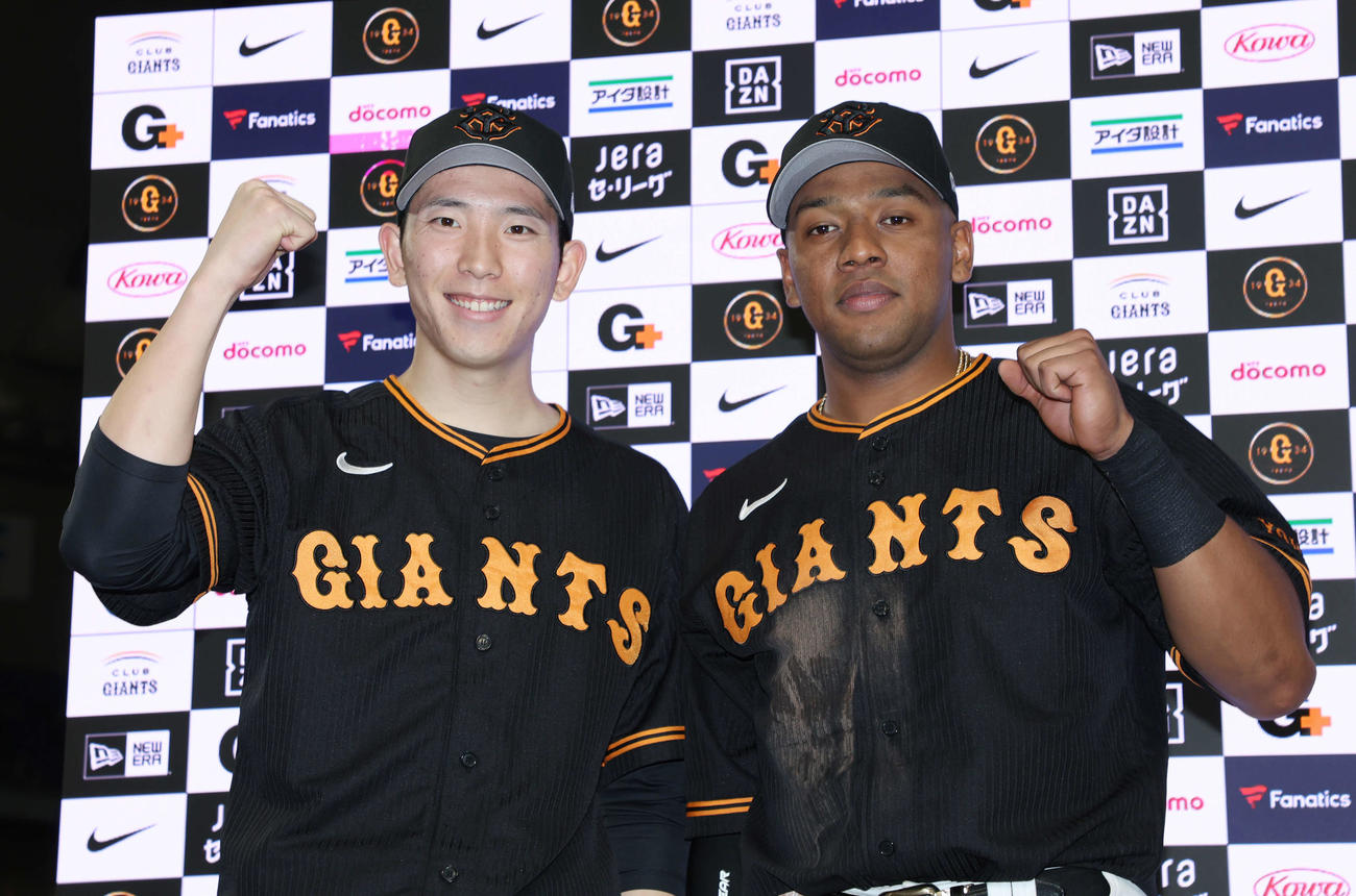 巨人対阪神　ヒーローインタビューでガッツポーズする巨人戸郷（左）とオコエ（撮影・宮地輝）