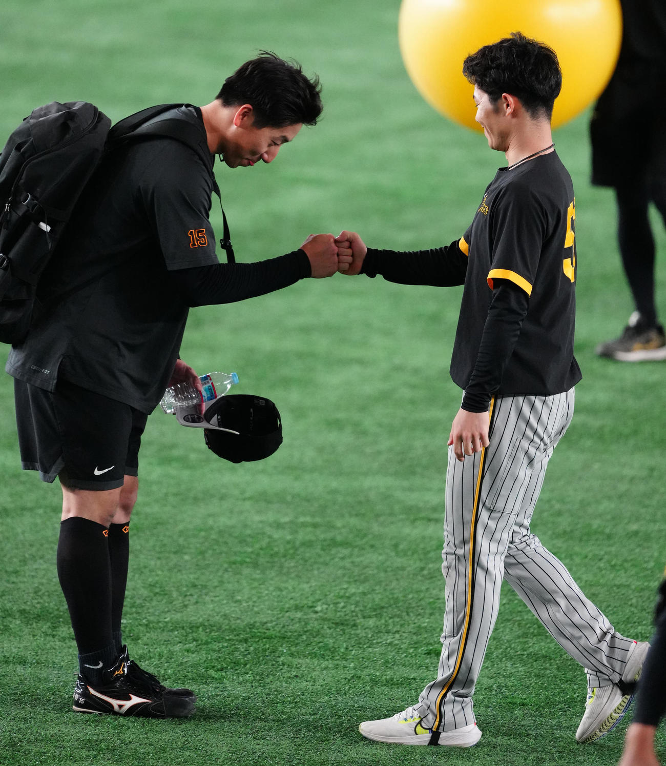 巨人対阪神　試合前、タッチを交わす阪神中野（右）と巨人大勢（撮影・江口和貴）