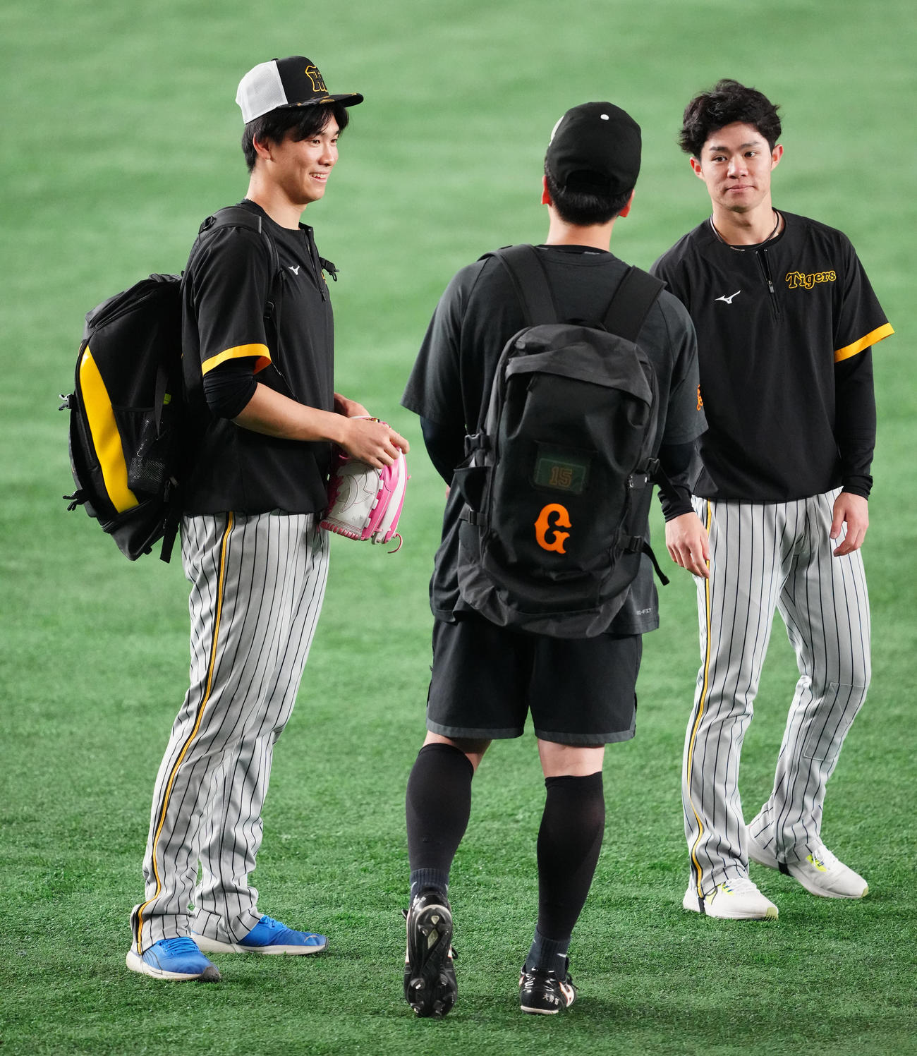 巨人対阪神　試合前、巨人大勢（中央）と言葉をかわす阪神中野（右）と同湯浅（撮影・江口和貴）