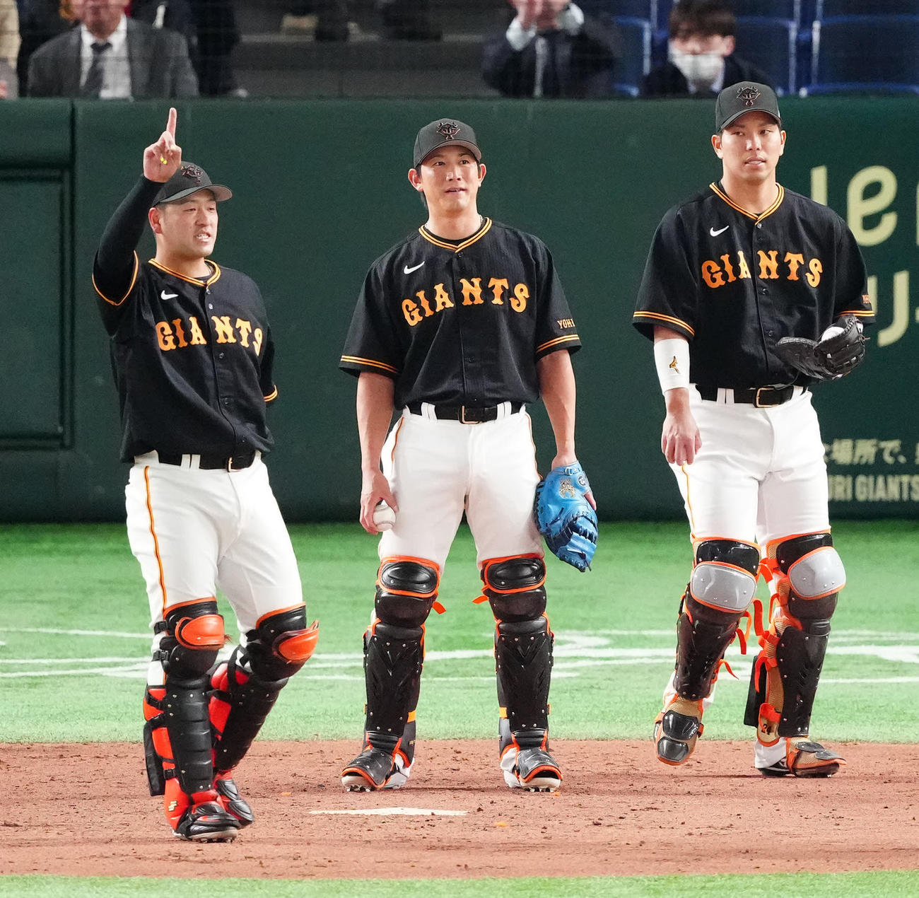 巨人対阪神　試合前、第3ユニホームを着て、練習する巨人捕手陣。左から岸田、小林、大城卓（撮影・江口和貴）