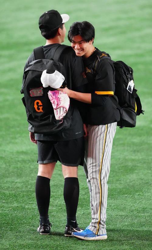 巨人対阪神　試合前、あいさつを交わす巨人大勢（左）と阪神湯浅（撮影・江口和貴）