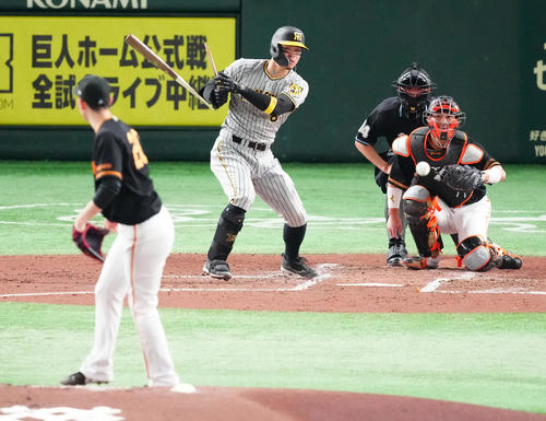 巨人対阪神　2回表阪神1死、バットを折り、遊ゴロに倒れる佐藤輝。投手戸郷（撮影・江口和貴）