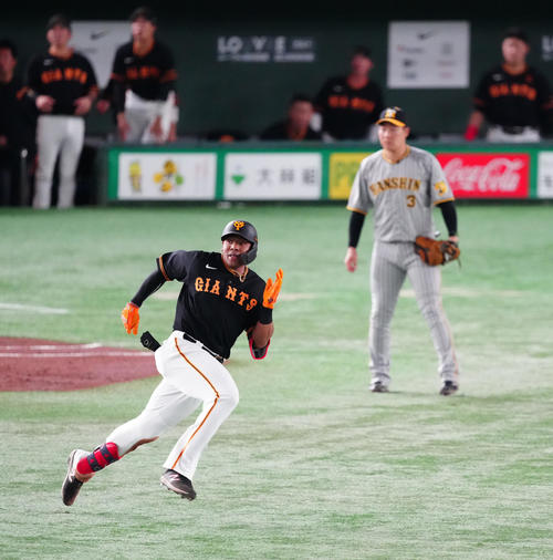 巨人対阪神　3回裏巨人無死、フェンス直撃二塁打を放ったオコエ（撮影・江口和貴）