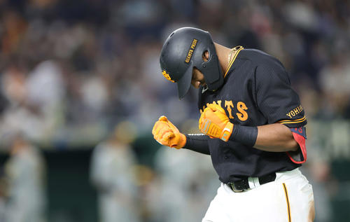 巨人対阪神　5回裏巨人2死、中飛に倒れ、悔しがるオコエ（撮影・宮地輝）