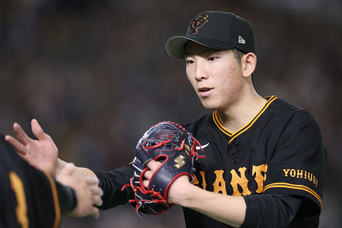 巨人対阪神　6回表を無失点に抑え、チームメートとタッチを交わす巨人先発の戸郷（撮影・宮地輝）