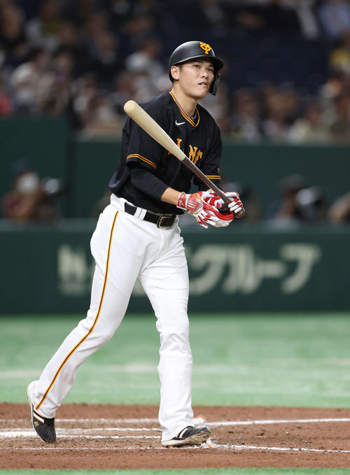 巨人対阪神　7回裏巨人1死、四球を選ぶ坂本（撮影・宮地輝）