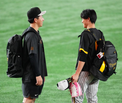 巨人対阪神　試合前、あいさつを交わす巨人大勢（左）と阪神湯浅（撮影・江口和貴）