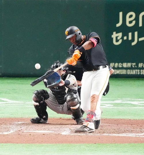 巨人対阪神　7回裏巨人2死満塁、2点適時打を放つオコエ（撮影・江口和貴）