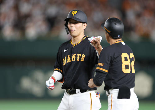 巨人対阪神　7回裏巨人1死一塁、右前打を放ち、タッチする大城卓（撮影・宮地輝）