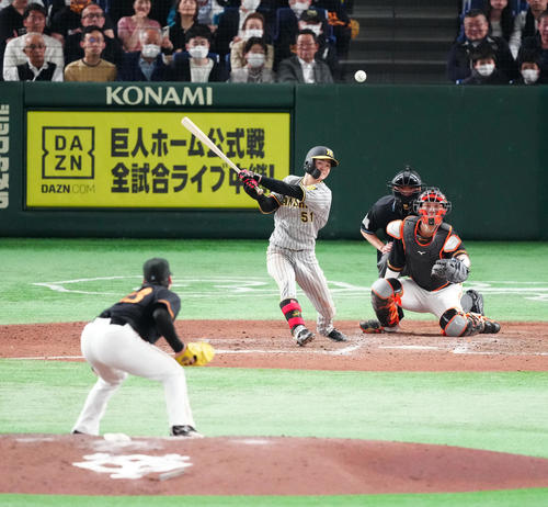 巨人対阪神　8回表阪神1死一、三塁、中前適時打を放つ中野。投手高梨（撮影・江口和貴）