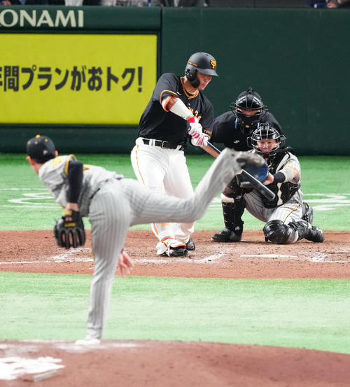 巨人対阪神　8回裏巨人1死二塁、右越え2点本塁打を放つ大城卓。投手浜地（撮影・江口和貴）