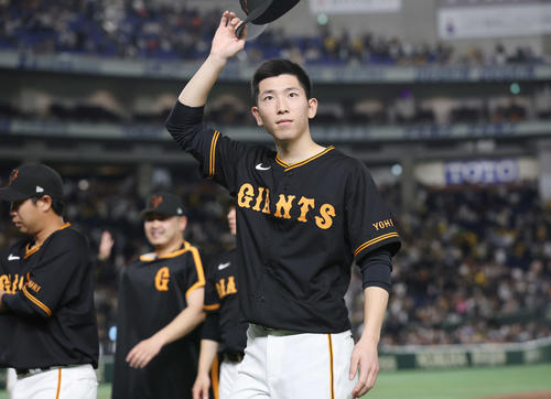 巨人対阪神　阪神に勝利し、ファンにあいさつする巨人戸郷（撮影・宮地輝）