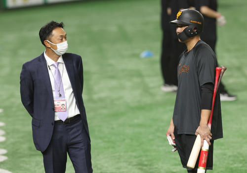 巨人対阪神　試合前、話し込む宮本慎也氏（左）と巨人坂本（撮影・宮地輝）