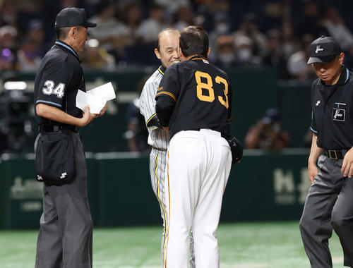 巨人対阪神　試合前、巨人原監督（中央右）と握手を交わす阪神岡田監督（中央左）（撮影・宮地輝）