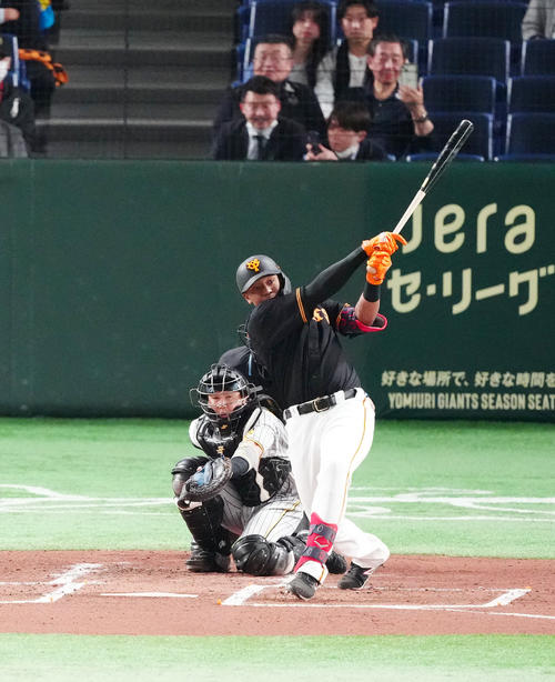 巨人対阪神　1回裏巨人無死、左前打を放ち、左翼手ノイジーの失策で、二塁へ進塁したオコエ（撮影・江口和貴）