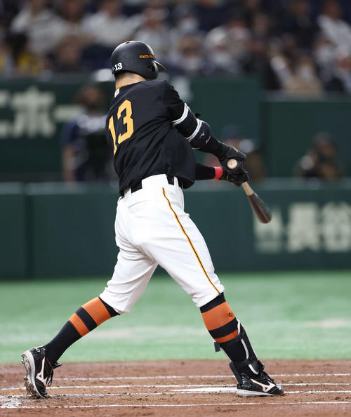 巨人対阪神　1回裏巨人1死三塁、先制の左適時打を放つ梶谷（撮影・宮地輝）