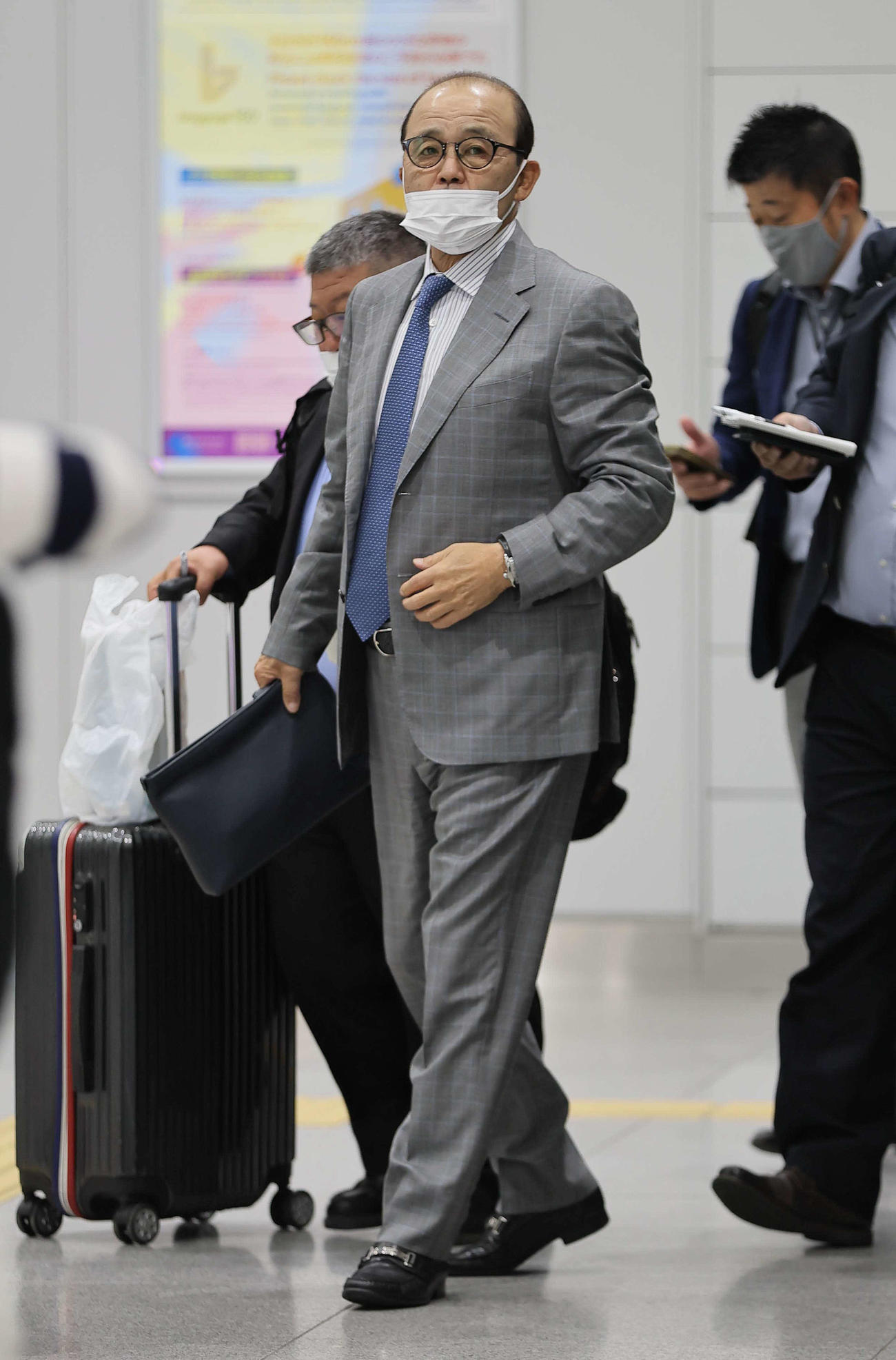 10日、東京へ移動する阪神岡田監督（撮影・上田博志）