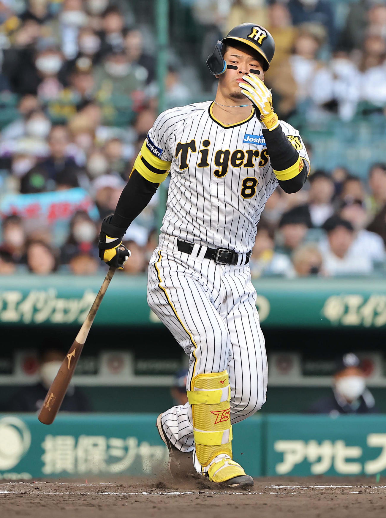 9日、阪神対ヤクルト　10回、空振り三振に倒れた佐藤輝明（撮影・上田博志）